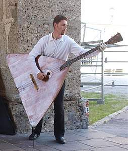 Click image for larger version. 

Name:	Contrabassbalalaika.jpg 
Views:	308 
Size:	36.3 KB 
ID:	38449