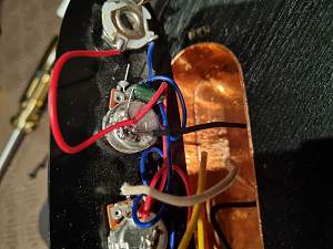 Click image for larger version. 

Name:	Tone pot and bridge grouding.jpg 
Views:	547 
Size:	113.9 KB 
ID:	44708